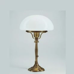 Berliner Messinglampen klassische Tischleuchte aus Berliner-Messing mit verspieltem Leuchtenfuß