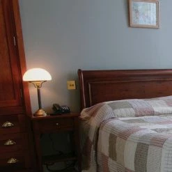 Berliner Messinglampen klassische Tischleuchte aus Berliner-Messing oder Messing-Antik mit Glas in Opal, Elfenbein oder Grün