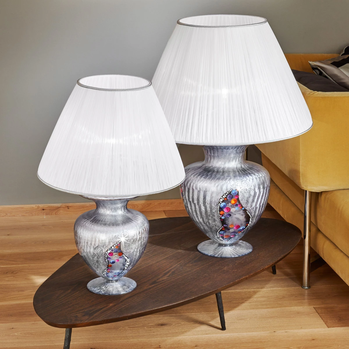 Kolarz Tischleuchte Anfora, Dekor Kiss Silver, Plisseeschirm, 90cm hoch 4 Kolarz Tischleuchte Anfora, Dekor Kiss Silver, Plisseeschirm, 90cm hoch – Bild 2