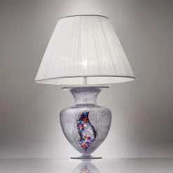 Kolarz Tischleuchte Anfora, Dekor Kiss Silver, Plisseeschirm, 90cm hoch 10 Kolarz Tischleuchte Anfora, Dekor Kiss Silver, Plisseeschirm, 90cm hoch -Tischleuchten Verkäufe tischleuchte anforadekor kiss silverplisseeschirm90cm 0365 71L Ag f2 kolarz 036571lag