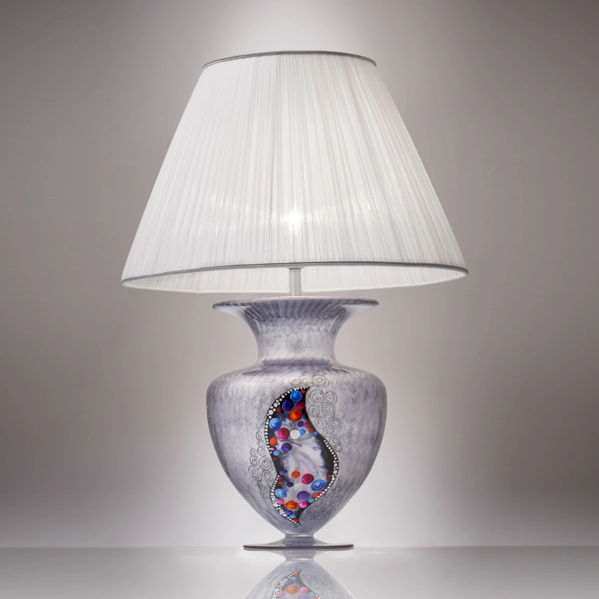 Kolarz Tischleuchte Anfora, Dekor Kiss Silver, Plisseeschirm, 90cm hoch 5 Kolarz Tischleuchte Anfora, Dekor Kiss Silver, Plisseeschirm, 90cm hoch – Bild 3