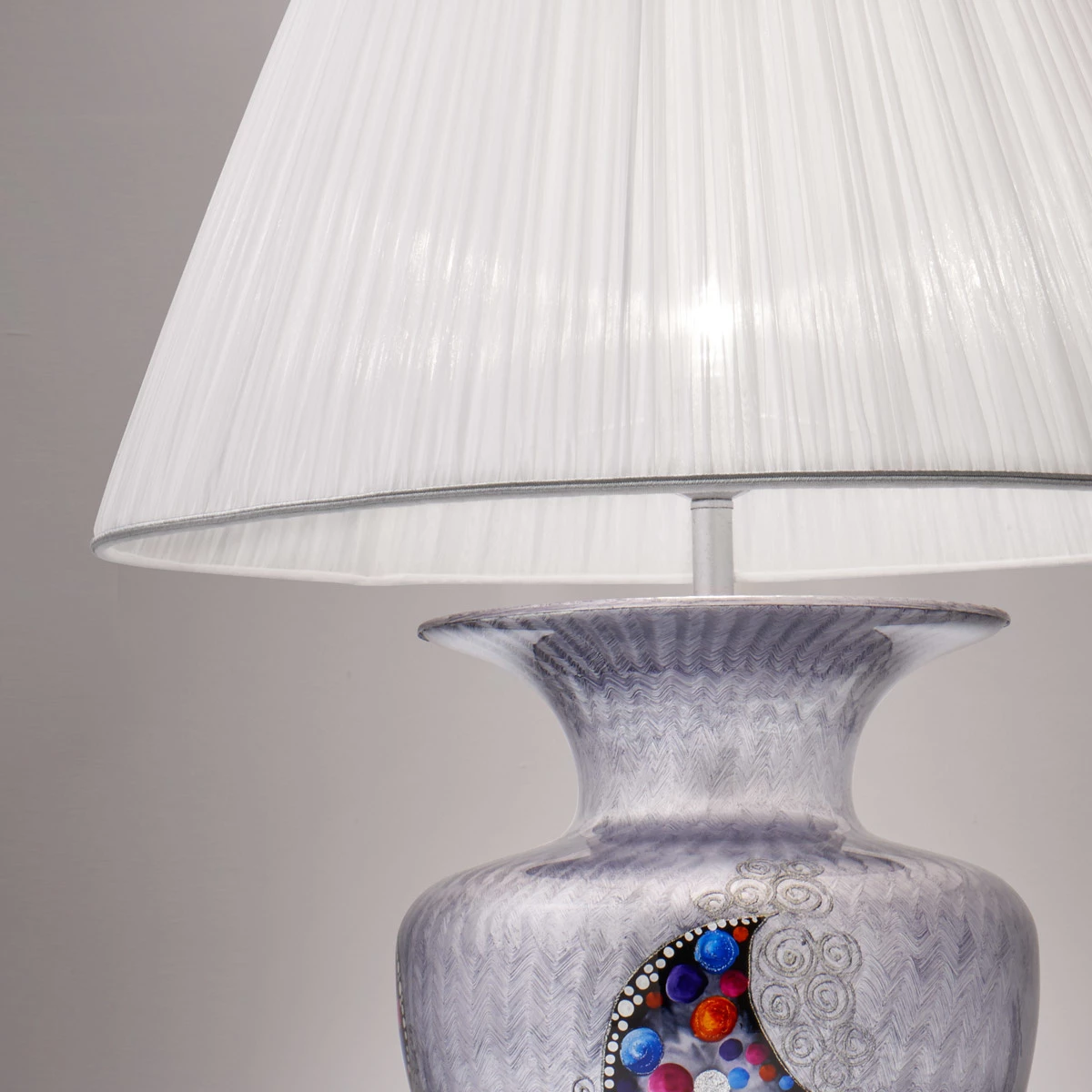 Kolarz Tischleuchte Anfora, Dekor Kiss Silver, Plisseeschirm, 90cm hoch 6 Kolarz Tischleuchte Anfora, Dekor Kiss Silver, Plisseeschirm, 90cm hoch – Bild 4