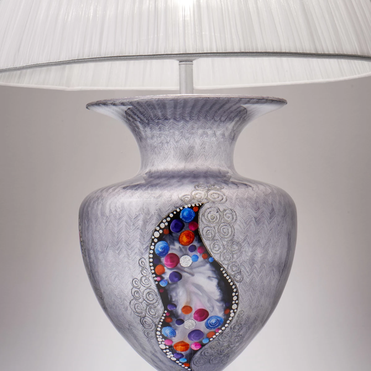 Kolarz Tischleuchte Anfora, Dekor Kiss Silver, Plisseeschirm, 90cm hoch 7 Kolarz Tischleuchte Anfora, Dekor Kiss Silver, Plisseeschirm, 90cm hoch – Bild 5